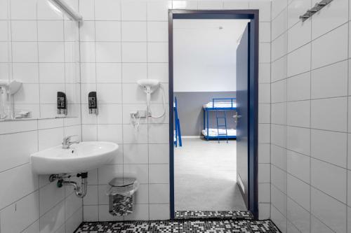 柏林柏林飞马酒店的一间带水槽和镜子的浴室