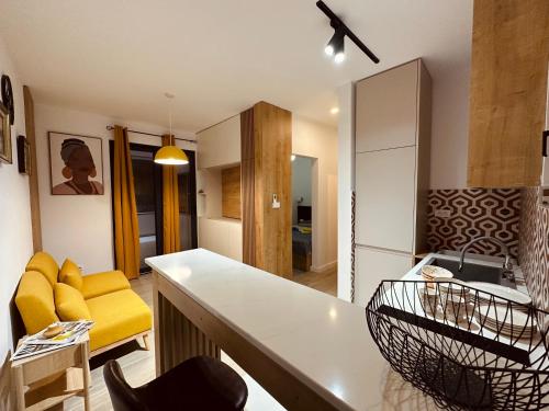 蒂瓦特Adriatic Dream的厨房以及带黄色沙发的客厅。