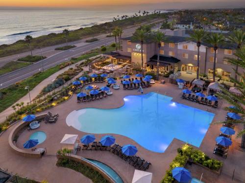 卡尔斯巴德Cape Rey Carlsbad Beach, A Hilton Resort & Spa的享有度假村游泳池的顶部景致,以大海为背景