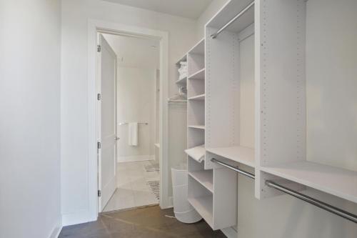 亚特兰大Luxury 2bdrm Penthouse in Midtown的白色步入式衣柜,配有白色橱柜