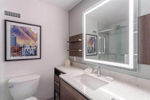 埃默里维尔旧金山/奥克兰湾大桥希尔顿花园旅馆的浴室设有白色水槽和镜子