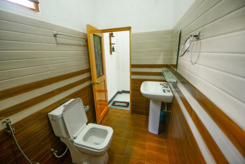 丹不拉Dambulla Kings Inn的一间带卫生间和水槽的浴室