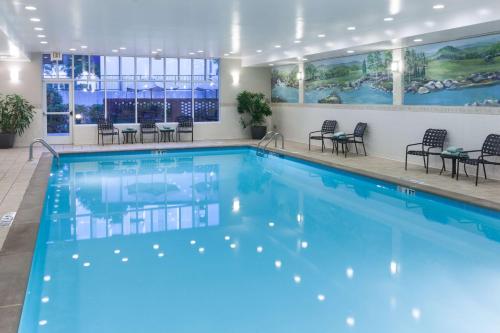 纳什维尔范德比尔特纳什维尔希尔顿花园酒店的蓝色海水游泳池,位于酒店客房内