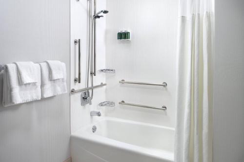 夏洛特夏洛特南方公园万怡酒店的白色的浴室设有浴缸和淋浴。