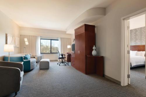 夏洛特夏洛特机场北部万怡酒店的配有一张床和一张书桌的酒店客房