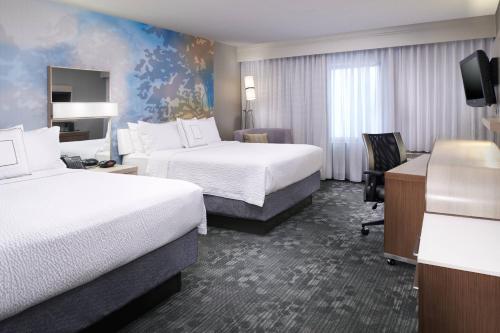 北奥姆斯特德克利夫兰机场北万怡酒店 的酒店客房配有两张床和一张书桌