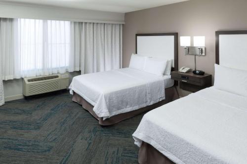 赛普里斯Hampton Inn Los Angeles Orange County Cypress的酒店客房带两张床和两个窗户