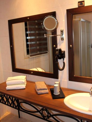 巴马科Le Loft的浴室的柜台配有镜子和水槽