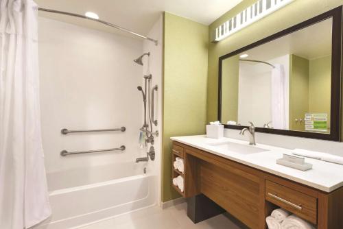 拉斐特拉斐特公园希尔顿欣庭套房酒店的带浴缸、水槽和淋浴的浴室