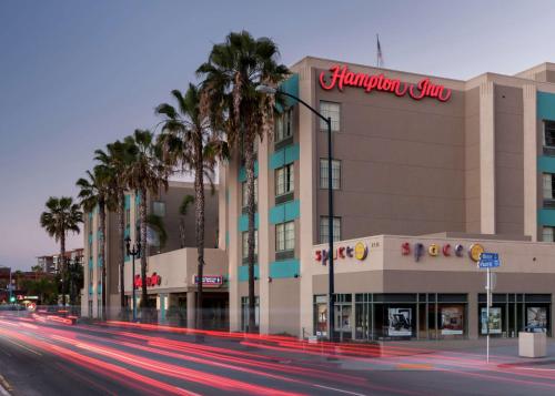 圣地亚哥圣地亚哥市区汉普顿酒店的街道前有棕榈树的购物中心