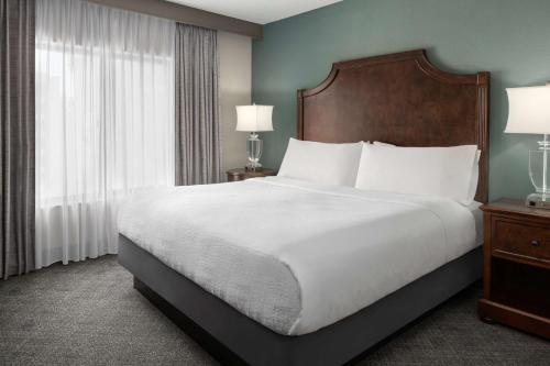 圣安东尼奥圣安东尼奥市中心河畔希尔顿合博套房酒店的一间卧室设有一张大床和一个大窗户