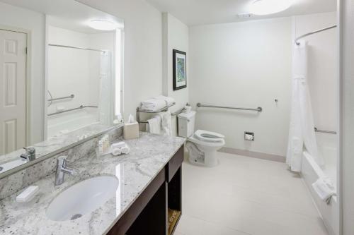 塔奇拉西雅图希尔顿惠庭套房酒店 - 塔科马机场/塔奇拉的白色的浴室设有2个盥洗盆和1个卫生间。