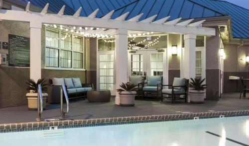 圣何塞圣何塞机场 - 硅谷希尔顿惠庭套房酒店的一个带椅子和凉亭的游泳池