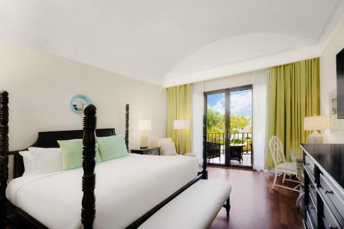 里奥阿托布埃纳文图拉高尔夫海滩度假村，傲途格精选酒店的一间卧室设有一张床和一个阳台
