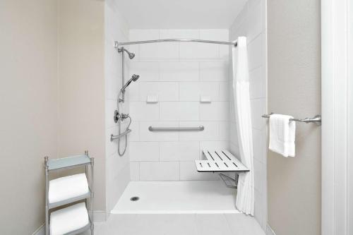 夏洛特DoubleTree Suites by Hilton Charlotte/SouthPark的带淋浴和卫生间的白色浴室