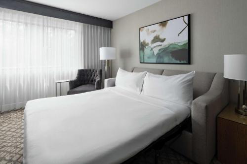 夏洛特DoubleTree Suites by Hilton Charlotte/SouthPark的一张大白色的床,位于酒店客房内