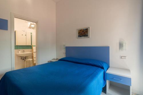 伊斯基亚Hotel Villa Sirena的一间卧室配有蓝色的床和水槽