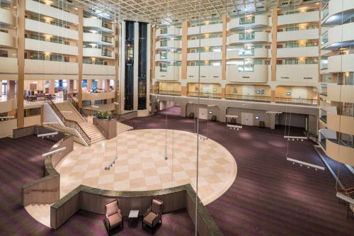 洛克维尔华盛顿特区/罗克维尔希尔顿酒店&行政会议中心的一座配有桌椅的建筑的空前大堂