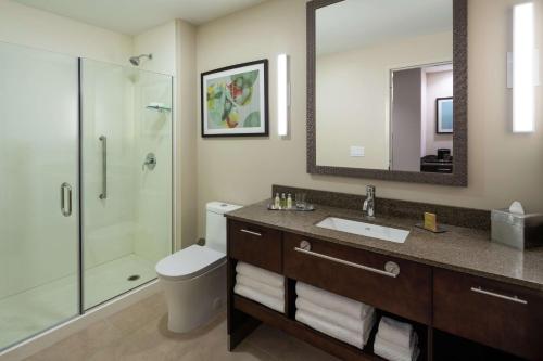 迈阿密DoubleTree by Hilton Miami Doral的浴室配有卫生间、盥洗盆和淋浴。