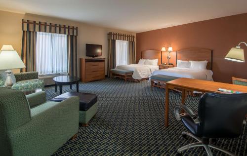 里奇克莱斯特里奇克雷斯特希尔顿恒庭旅馆&套房酒店的酒店客房带两张床、一张桌子和椅子。