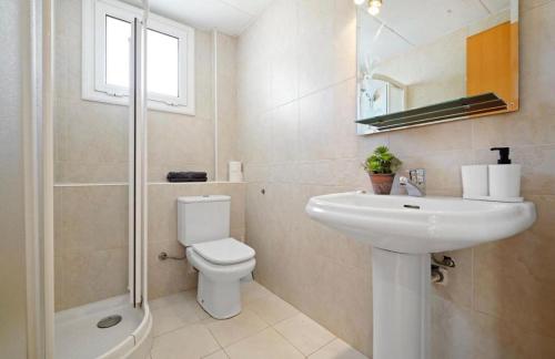 卡拉费尔Beach apartment with pool的浴室配有卫生间、盥洗盆和淋浴。