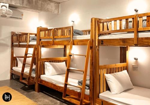 Ban KohongBAAN650 Hostel的客房内的一组双层床