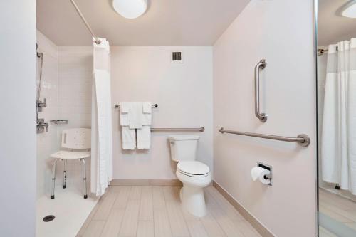 弗洛伦斯辛辛那提机场南/佛罗伦斯万怡酒店的白色的浴室设有卫生间和淋浴。