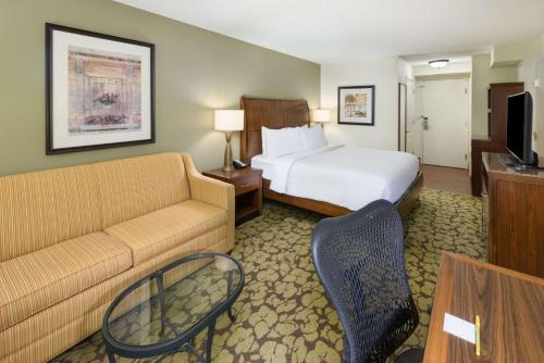 阿尔法利塔亚特兰大北/阿尔法利塔希尔顿花园酒店的酒店客房,配有床和沙发