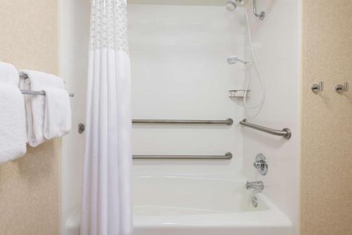 夏洛特夏洛特大学汉普顿酒店的带淋浴和白色浴缸的浴室