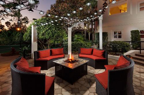 奥兰多Embassy Suites by Hilton Orlando Lake Buena Vista Resort的庭院配有椅子和一张桌子及火坑