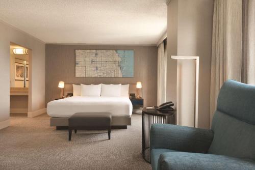 芝加哥Hilton Chicago Magnificent Mile Suites的酒店客房,配有床和沙发