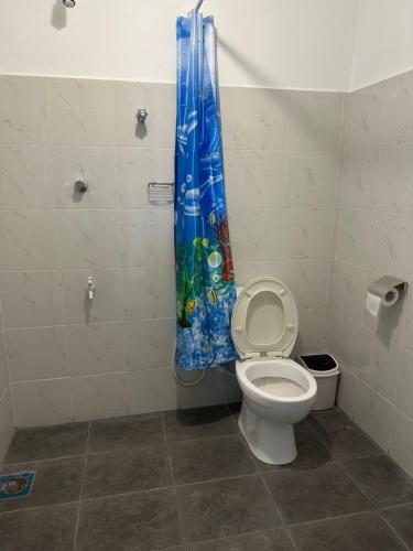 HomagamaMango Tree Budget Home Stay的一间带卫生间和淋浴帘的浴室