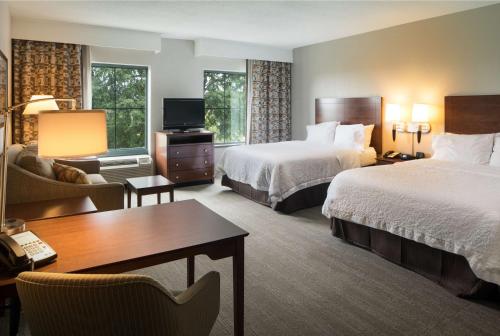 小石城小石城闹市区汉普顿旅馆及套房的酒店客房配有两张床和一张书桌