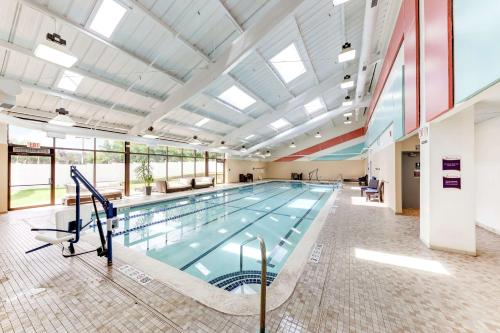 宾厄姆顿宾厄姆顿希尔顿逸林酒店的大楼内的大型游泳池