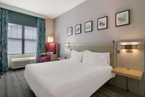 米德尔顿西麦迪逊/米德尔顿希尔顿花园酒店的酒店客房设有一张白色大床和一个窗户。