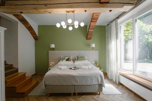 BiskupiceDom w Starym Parku的一间卧室设有一张大床和绿色的墙壁