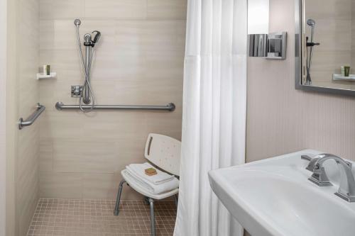 堪萨斯城希尔顿堪萨斯城机场酒店的一间带水槽、卫生间和淋浴的浴室