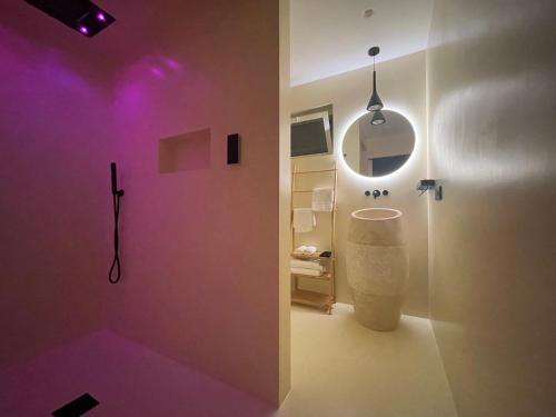 佩斯基奇De Sio Village的浴室设有紫色照明和水槽