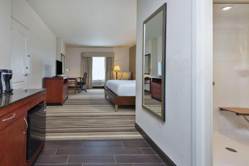 华盛顿堡费城华盛顿堡希尔顿花园旅馆的酒店客房设有一张床和一面大镜子