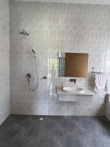 达累斯萨拉姆Datela Home - 3Bed Villa near Ununio Beach Kunduchi的白色的浴室设有水槽和镜子