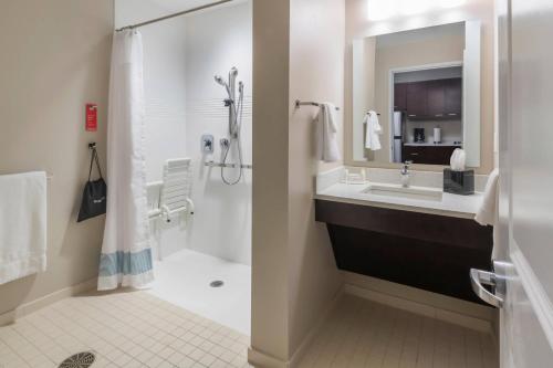 海斯Towneplace Suites By Marriott Hays的一间带水槽和淋浴的浴室