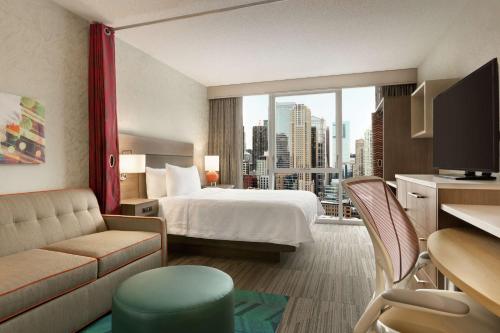 芝加哥Home2 Suites By Hilton Chicago River North的酒店客房设有一张床和一个大窗户