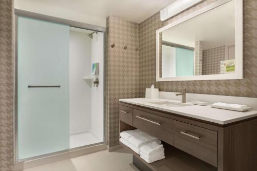 芝加哥Home2 Suites By Hilton Chicago River North的一间带水槽、淋浴和镜子的浴室