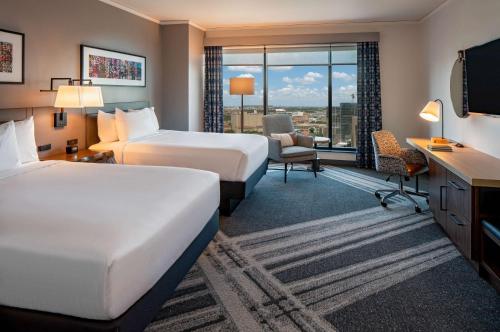 奥斯汀Hilton Garden Inn Austin University Capitol District的酒店客房配有两张床和一张书桌