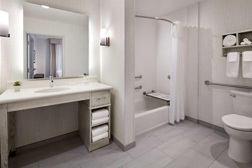 长滩长滩机场希尔顿惠庭套房酒店 的白色的浴室设有水槽和卫生间。