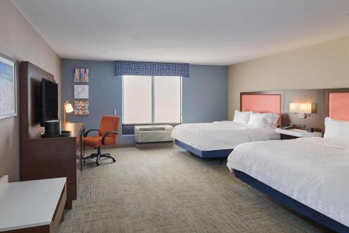 史密斯菲尔德普罗维登斯汉普顿酒店加套房/士美菲路店的酒店客房配有两张床和一张书桌