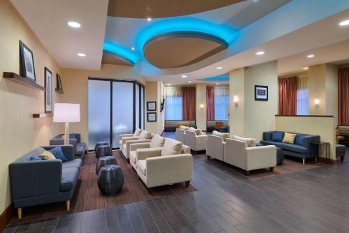 华盛顿汉普顿酒店华盛顿DC - 会展中心的医院里的一个配有沙发和椅子的等候室