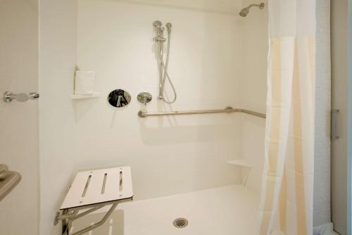 纽约Hilton Garden Inn New York Central Park South-Midtown West的带淋浴和卫生间的白色浴室