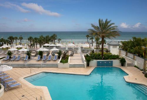 代托纳海滩代托纳比奇希尔顿酒店 的背景海滩的游泳池