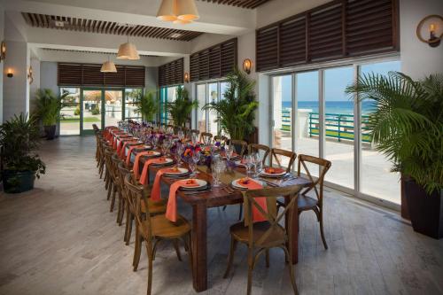 代托纳海滩代托纳比奇希尔顿酒店 的一个带长桌的长餐厅,享有海景